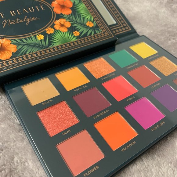 New! Ace Beaute Nostalgia Eyeshadow Palette - Picture 3 of 5